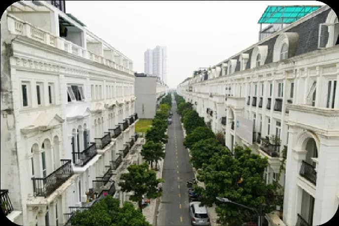 Trục đường nội khu giữa hai dãy shophouse đã hoàn thiện sơn tại Louis City Đại Mỗ.