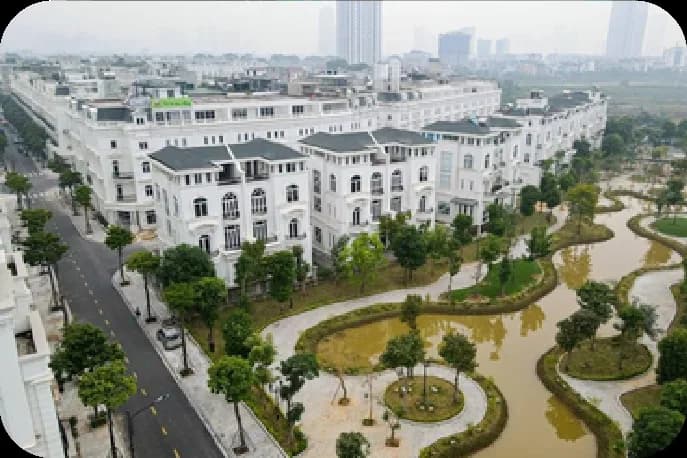 Toàn cảnh trên cao dãy shophouse và hồ điều hòa tại khu đô thị cao cấp Louis, Đại Mỗ.