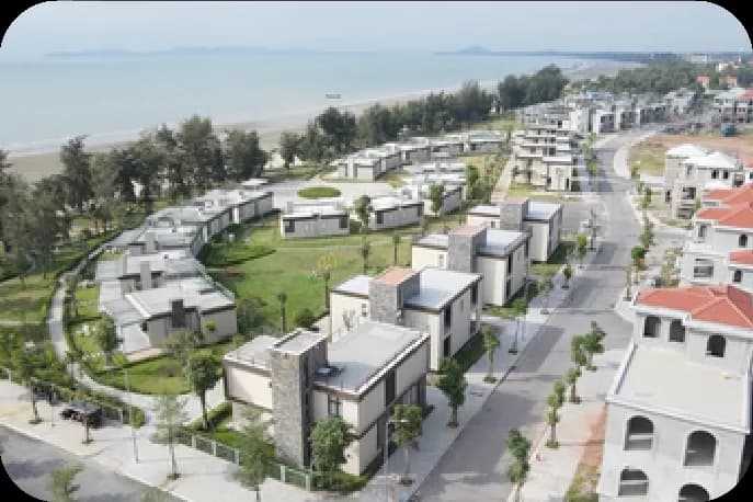 Toàn cảnh trên cao dãy biệt thự nghỉ dưỡng Longbeach nằm sát bờ biển Móng Cái.
