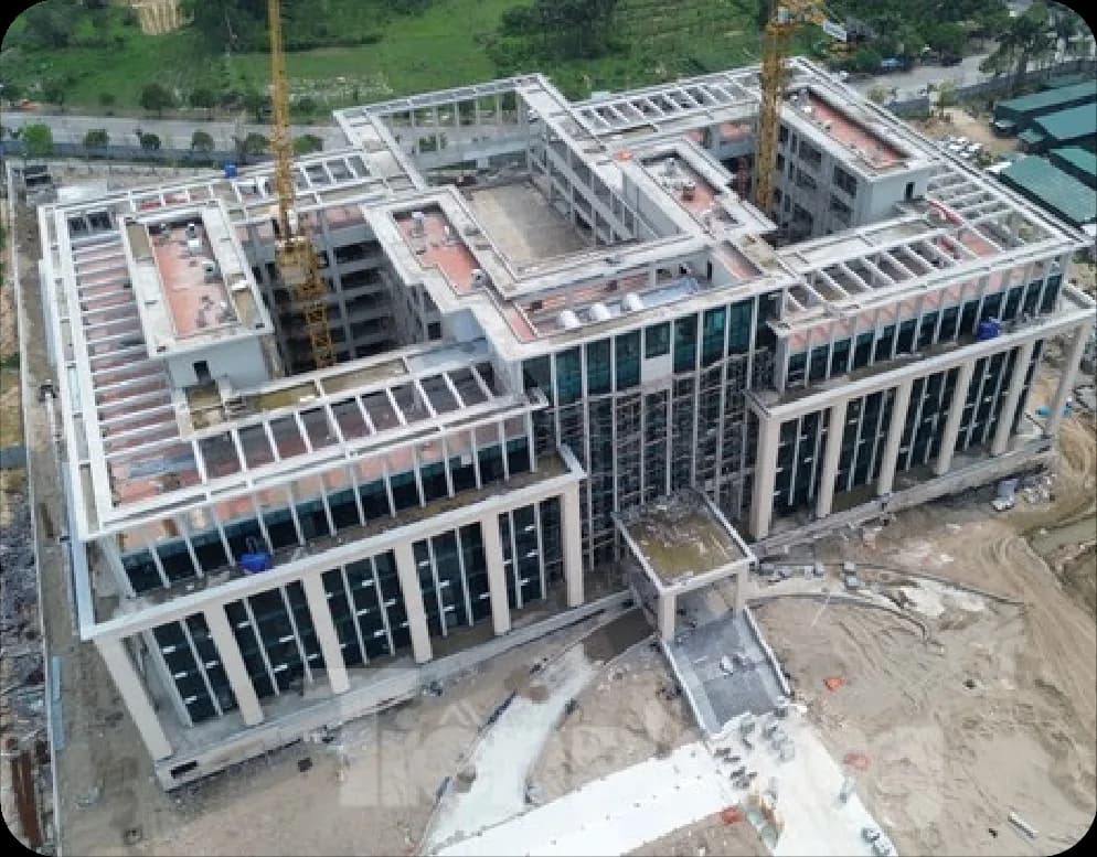Khối nhà Trung tâm hành chính Đông Anh trong giai đoạn thi công kết cấu và hoàn thiện mặt ngoài.