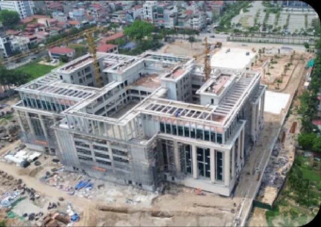 Góc nhìn khác của công trường Trung tâm hành chính Đông Anh đang xây dựng giữa khu dân cư.