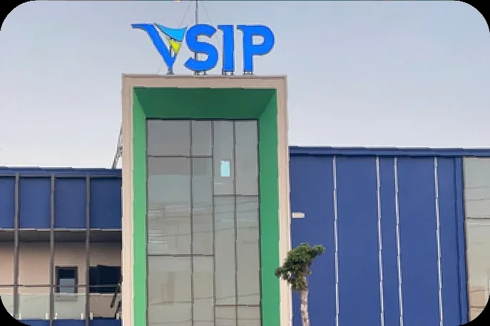 Sảnh kính khung xanh lá của tòa nhà văn phòng VSIP Hữu Lũng, logo VSIP gắn phía trên lối vào.